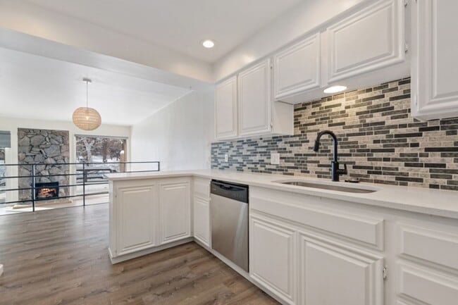 Building Photo - Private River Access Upscale Living near D...