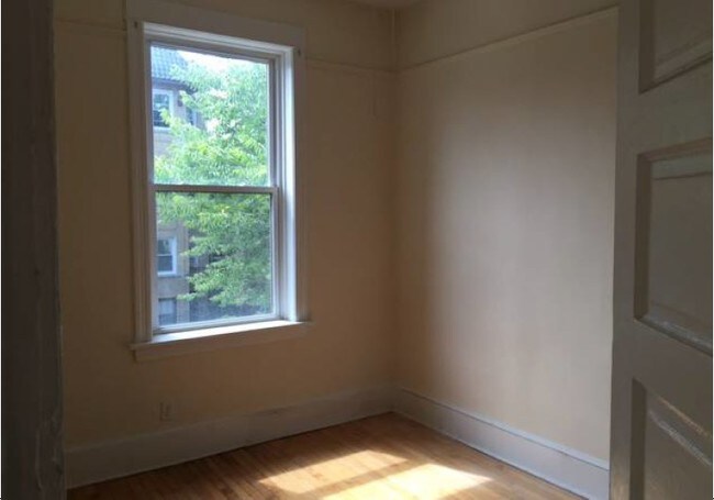 Bedroom 3 (queen) - 3300 W Potomac Ave