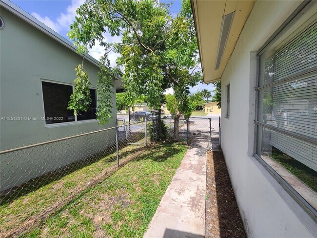 Building Photo - 148 NW 14th Way