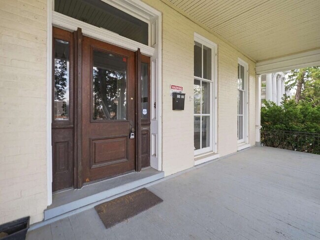 Foto del edificio - Charming 2-Bedroom, 1-Bath First-Floor Residence in a Beautifully Renovated Historic Home