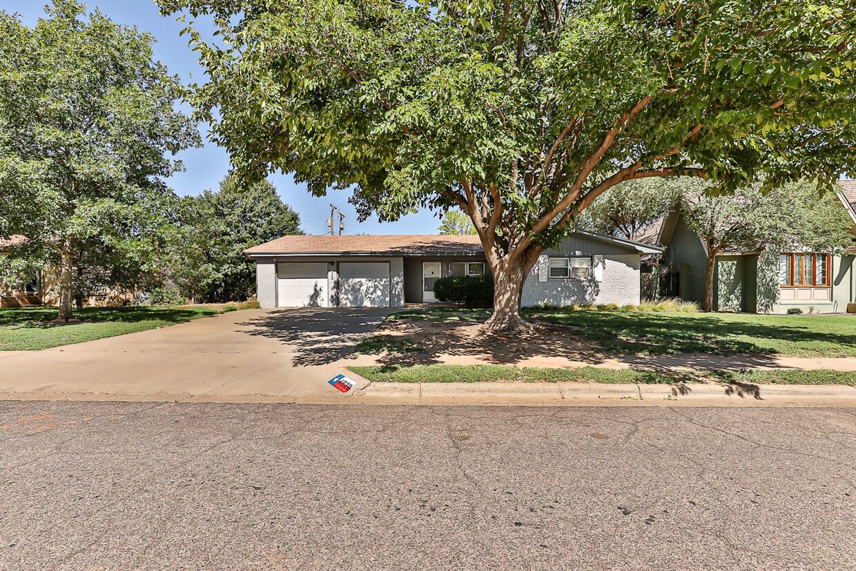 Primary Photo - Large 3 bedroom with 2 living areas. Easy ...