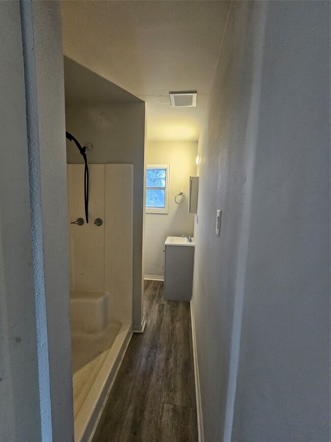 Building Photo - 1410 Lake Rd