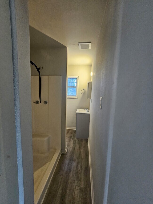 Foto del edificio - 1410 Lake Rd