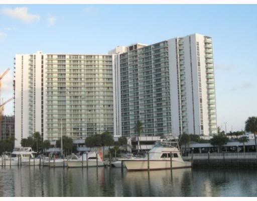 Foto del edificio - 100 Bayview Dr