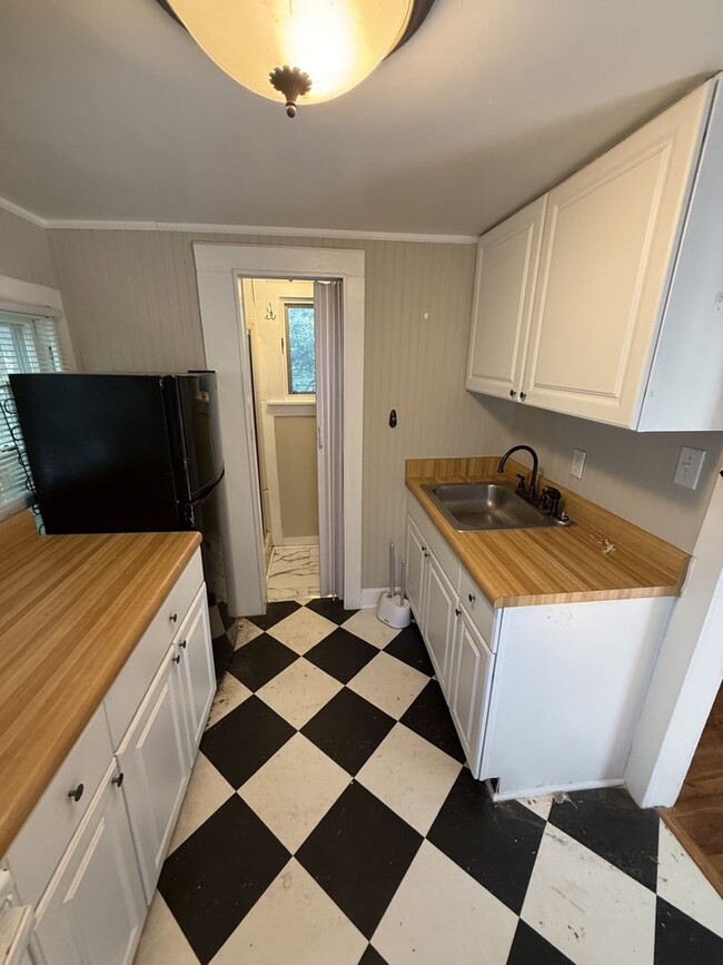 Building Photo - Private Garage Apartment!