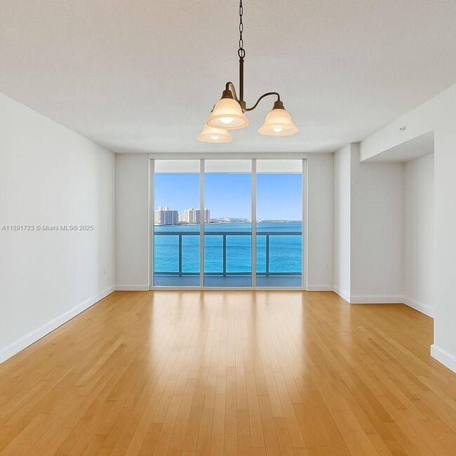 Foto del edificio - 7900 Harbor Island Dr