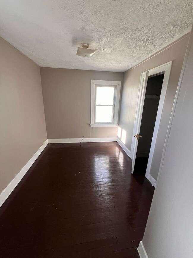 Building Photo - Section 8 Accepted: Affordable 3 Bed, 1.5 ...