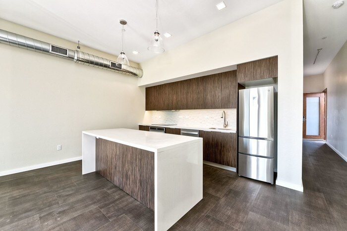 Foto principal - 2466 1st Ave