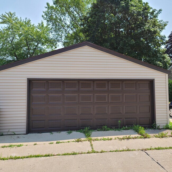 Building Photo - 3415 S 43rd St
