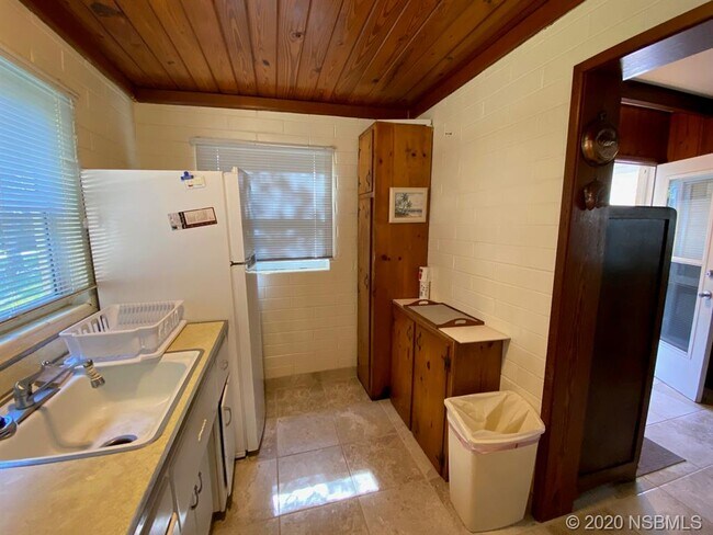 Building Photo - 401 Oakwood Ave