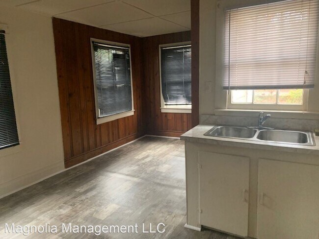 Building Photo - 1313 S Chestnut St