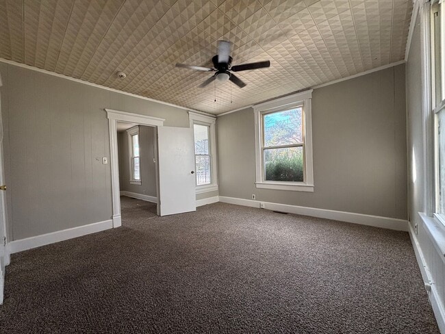 Building Photo - Coming soon Spacious 2-bedroom 1 bath home Available End of March!