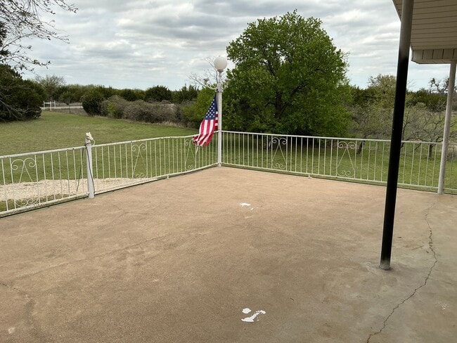 Foto del edificio - COMING SOON 4/2 with Acreage & BONUS SPACE