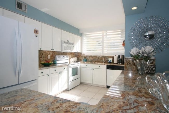 Building Photo - 1236 Hillsboro Mile