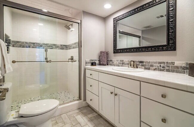 Foto del edificio - Completely remodeled and updated condo loc...