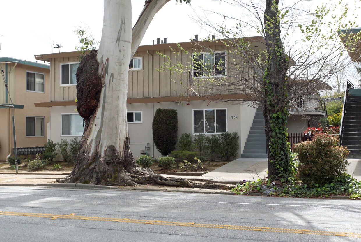 Primary Photo - 1009 El Camino Real