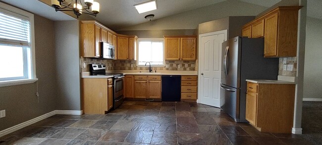Building Photo - Quaint Home in Eagle Mountain w 2 car garage!