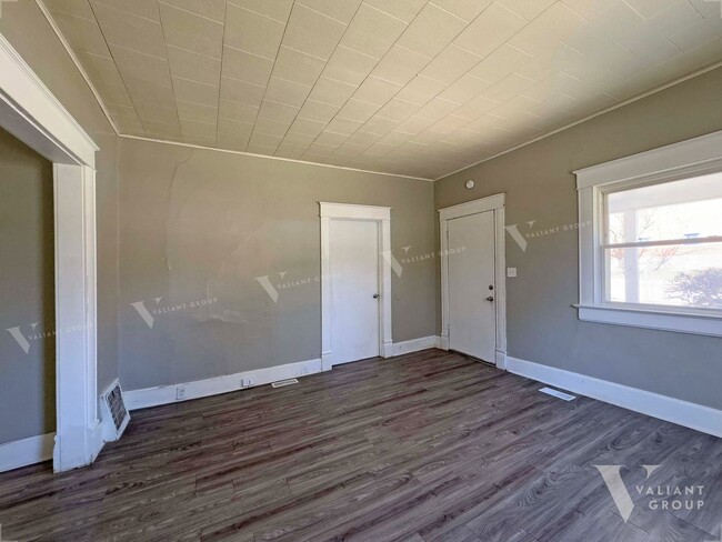 Building Photo - Cozy Two-Bedroom, One-Bath Home in West Ce...