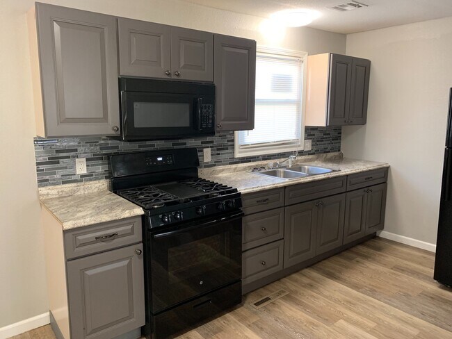Building Photo - 3 bedroom 1.5 bath with large 2 car garage...