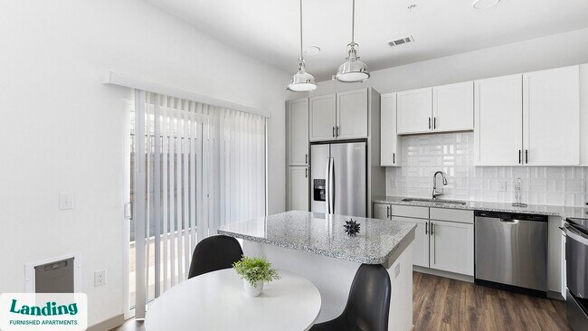 Foto del edificio - 8220 Horseman Rd