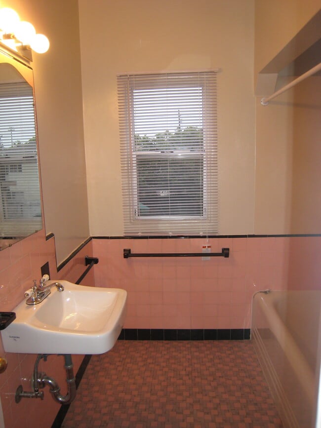 Building Photo - 684 Dutton Ave