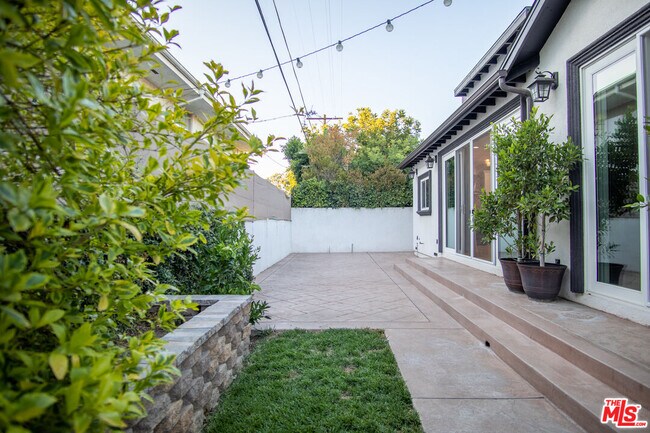 Building Photo - 6027 Carpenter Ave