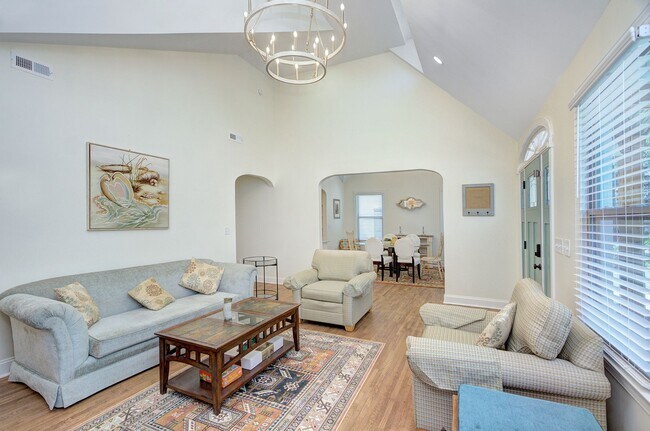 Building Photo - Discover the charm of this top-floor unit in a beautifully updated single-family bungalow