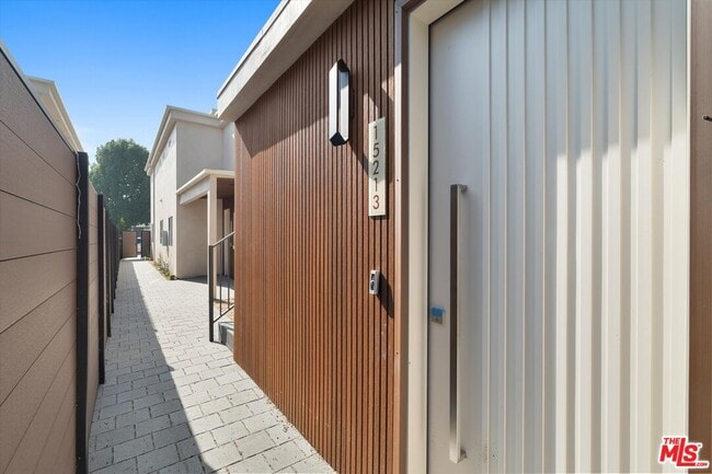 Foto del edificio - 15213 Morrison St