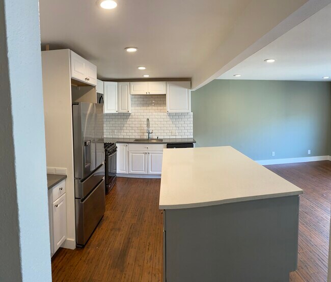Building Photo - 583 Clarinada Ave