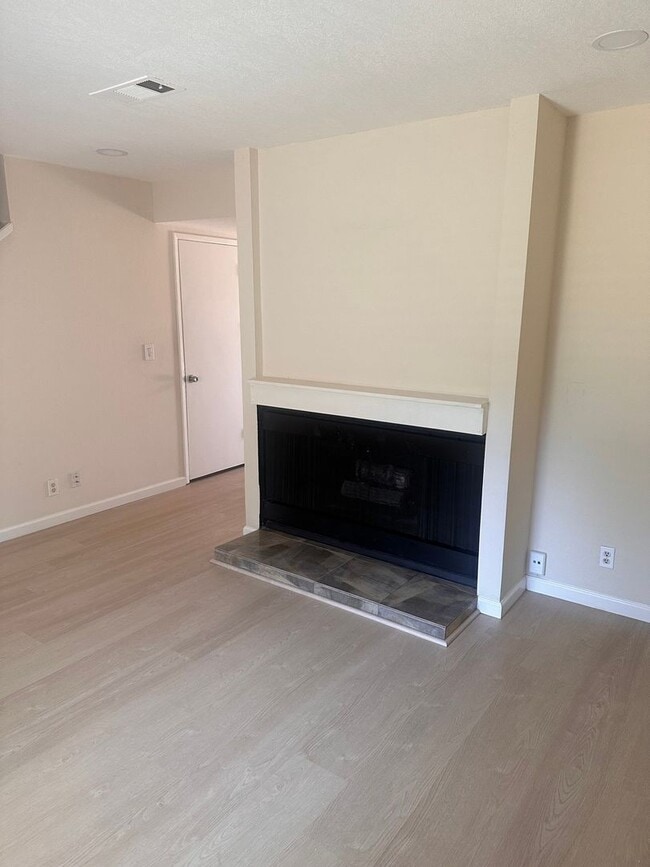 Building Photo - 2 Bedroom Townhome in Concord