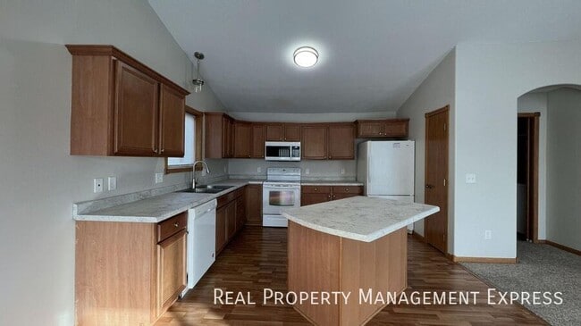 Building Photo - Spacious 4 Bed, 2 Bath Home in Northeast Sioux Falls