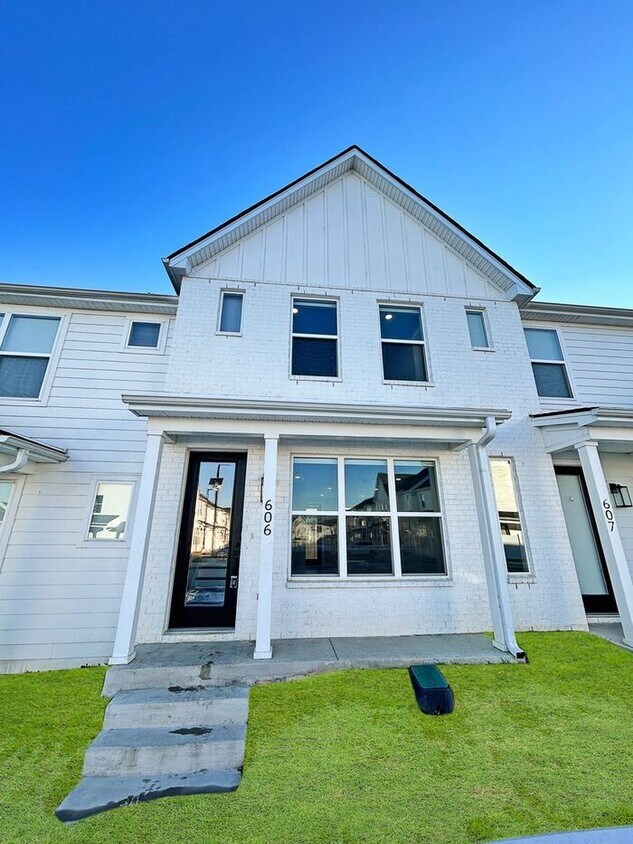 Foto principal - Modern 3-Bedrooms Townhome with Natural Li...