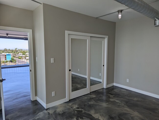 Building Photo - Executive Towers Condo Available for Rent!
