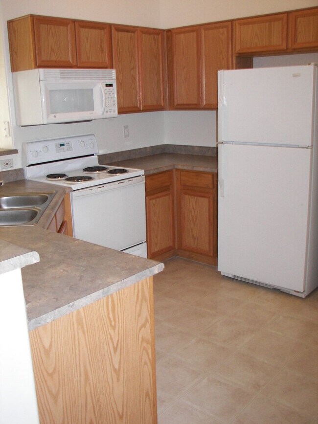 Building Photo - Alta Mesa Gated Community - Community Pool & Spa