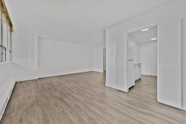 Building Photo - 65 Thorncliffe Park Dr