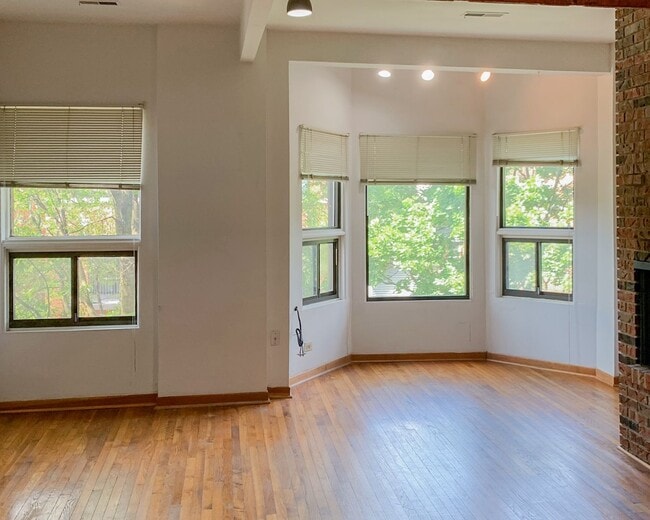 Building Photo - 877 W Lill Ave