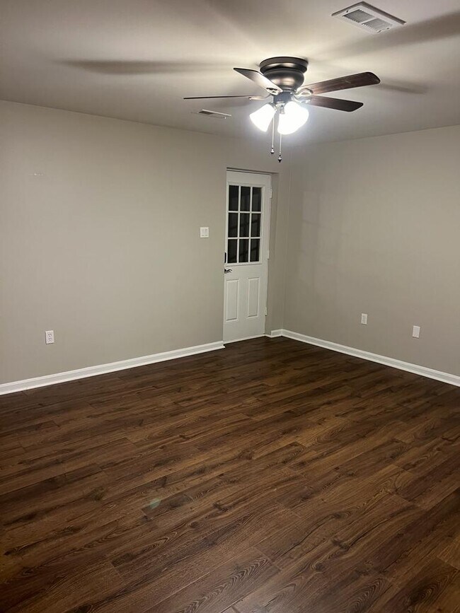 Building Photo - Spacious Newly Renovated Basement with Pri...