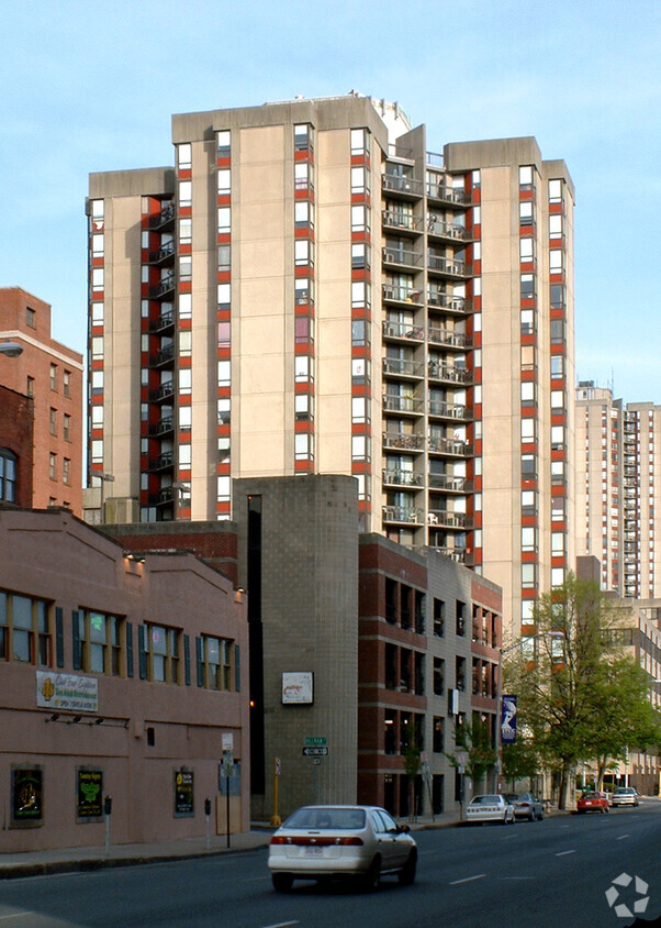 Vista desde el noroeste por Dwight Street - 70 Harrison