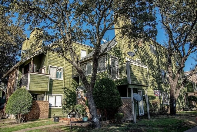 Building Photo - 9833 Walnut St