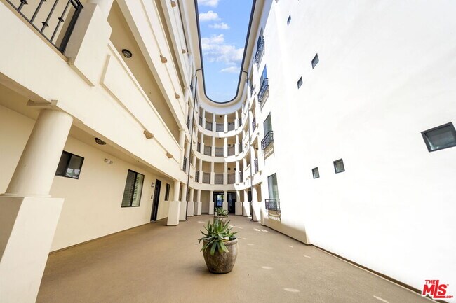 Foto del edificio - 4724 Kester Ave