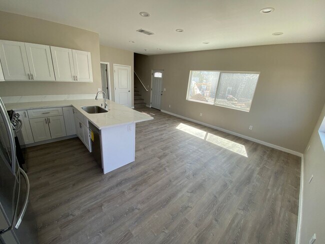 Foto del edificio - 4BD/2BA on Art! Lots of Parking!