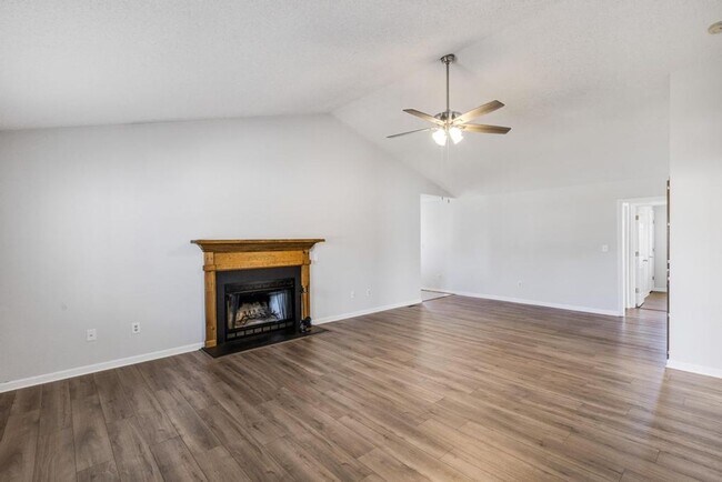 Building Photo - 4 Bedrooms/2 Bath Ranch Home!