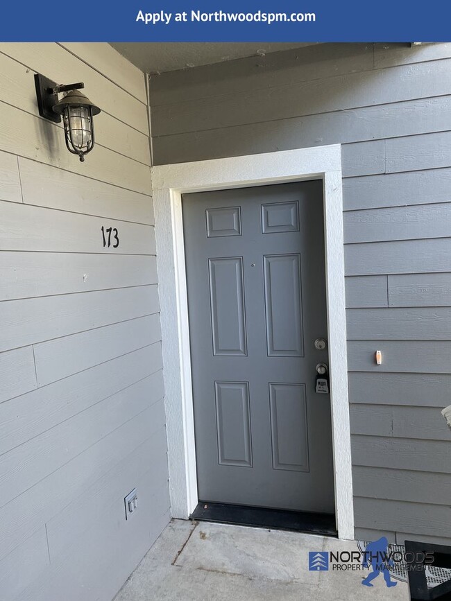 Building Photo - Newer Very Nice 2 Bedroom 1 Bathroom Downs...