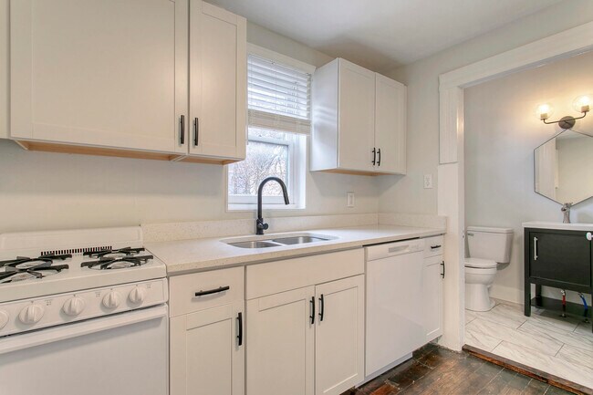 Building Photo - 517 Sanford St