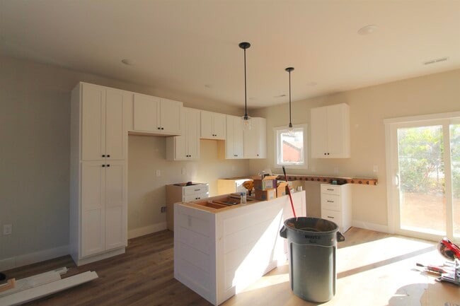 Building Photo - 395 Effinger St