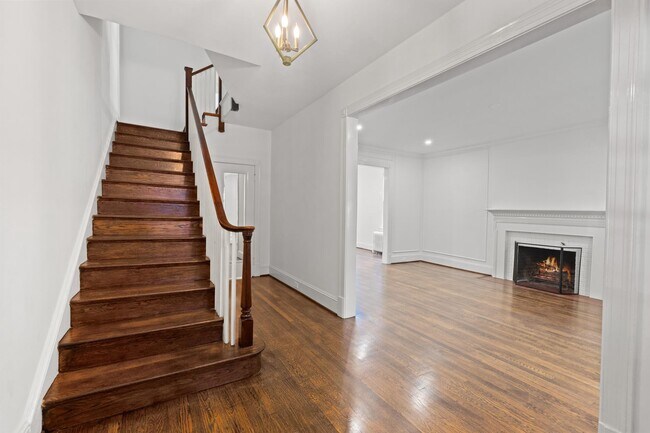 Foto del edificio - 2814 Bellevue Terrace NW