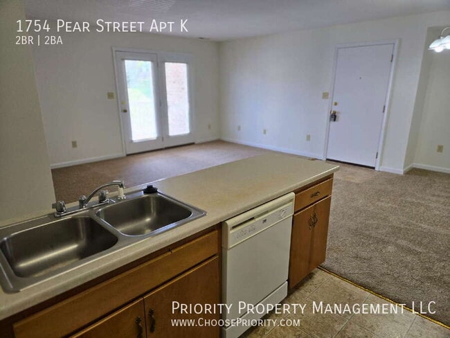 Building Photo - 1754 Pear St