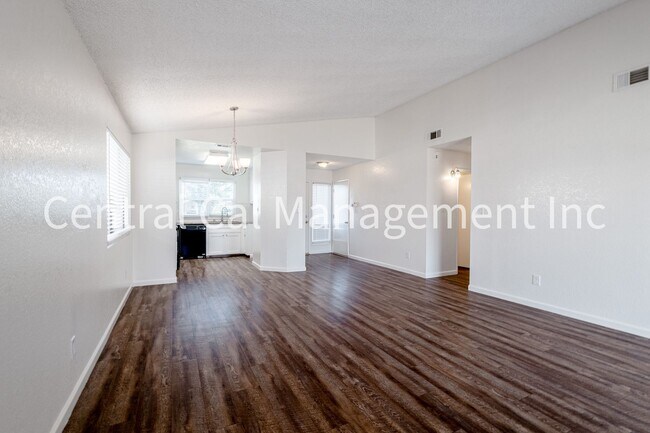 Foto del edificio - 3 Bedroom/2 Bath Home in the Southwest - $2295 Per Month!