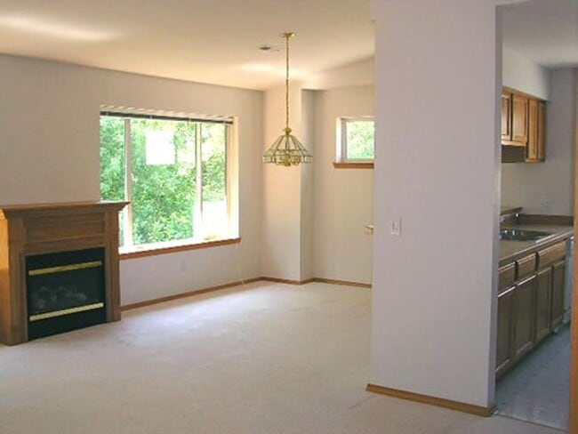 Building Photo - 2 Bedroom, 2 Bathroom Townhome off of Alabama St