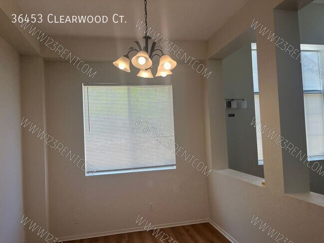 Foto del edificio - 36453 Clearwood Ct